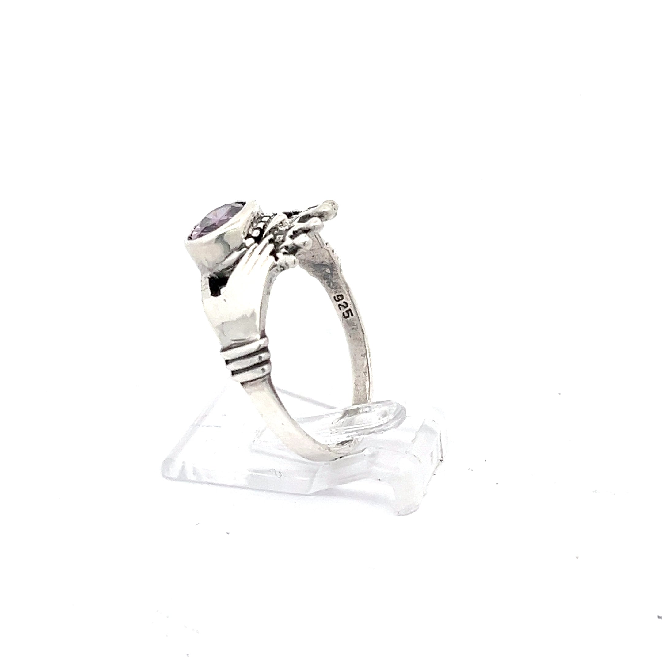 Claddagh Sterling Silber Ring mit lila Stein *60