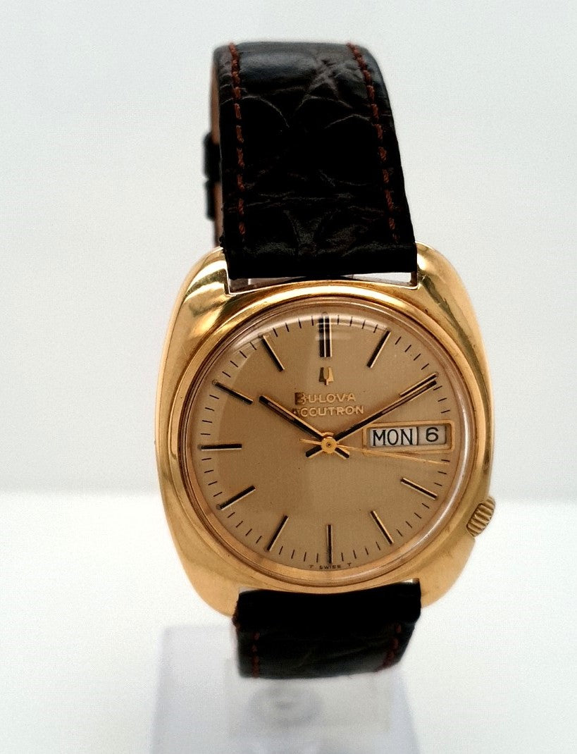 Bulova Accutron Day Date Gold 750 Ref. 762-2 Unisex 36mm 094878