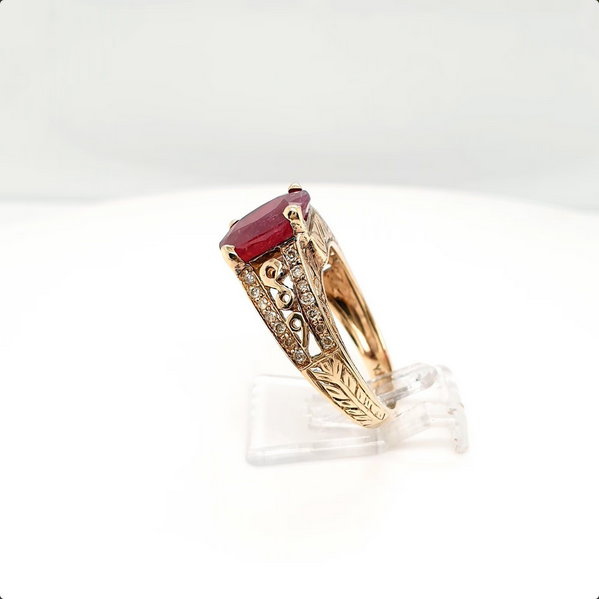 Ring mit rotem Stein und Zirkonia 585/14kt Gelbgold Gr. 56