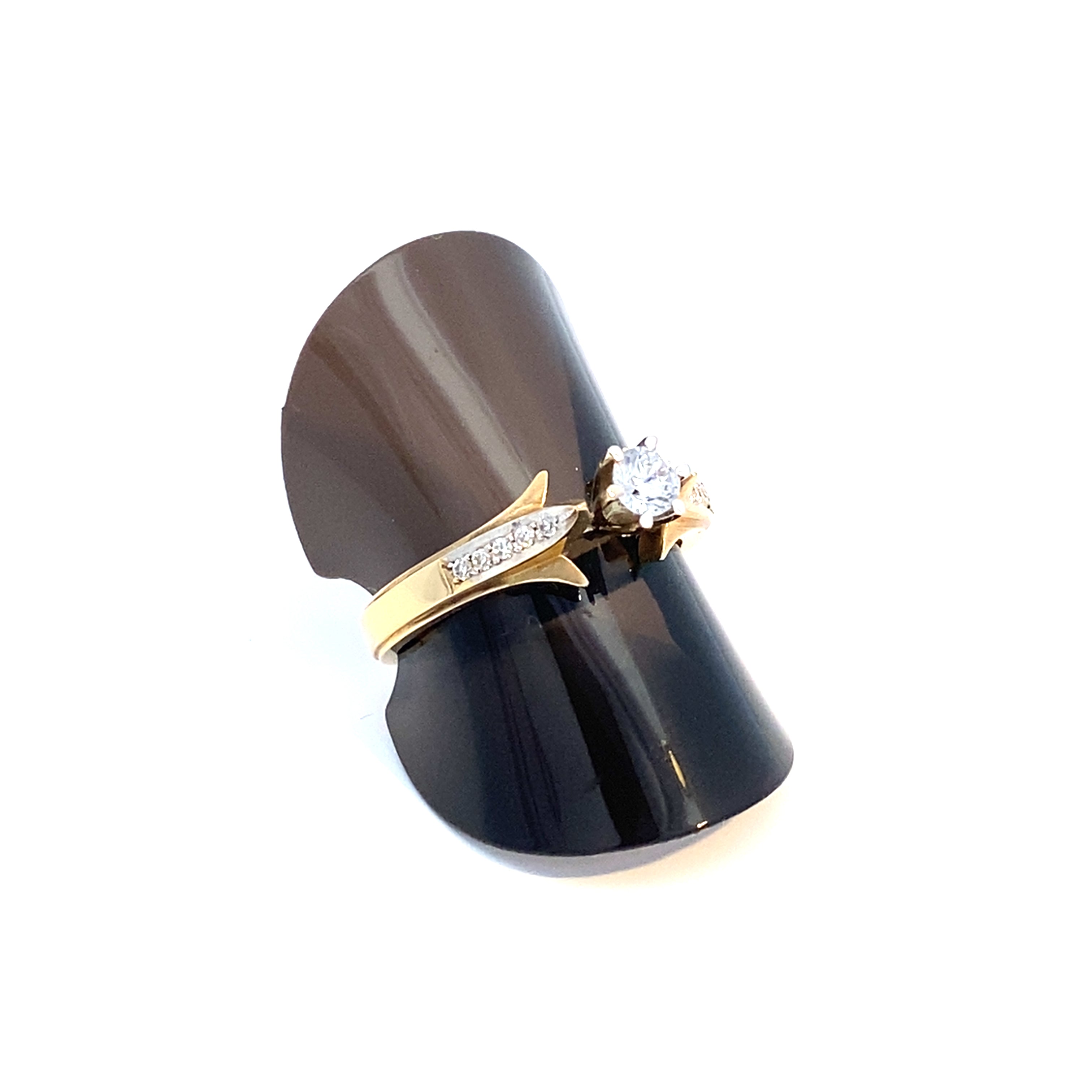Stilvoller Damenring Gelbgold 585 mit farblosen Steinen