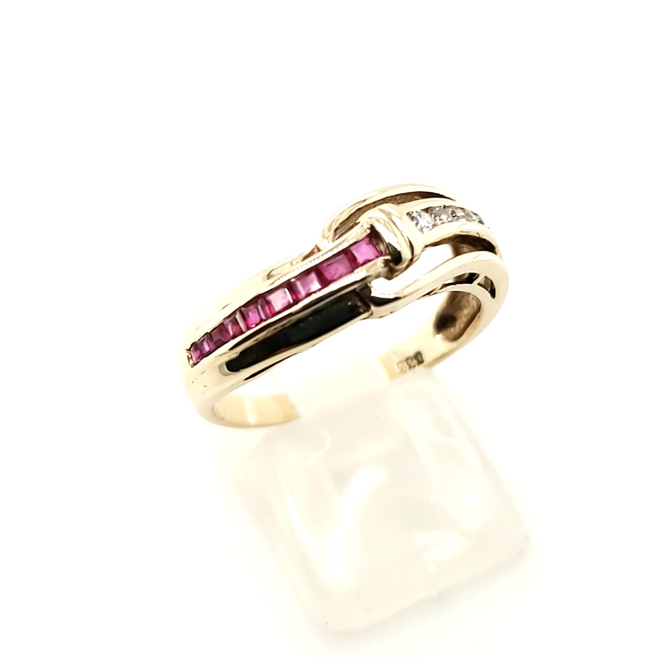Ring Gelbgold 333/8kt 7 Farblose Steine 6 rote Farbsteine Größe 58