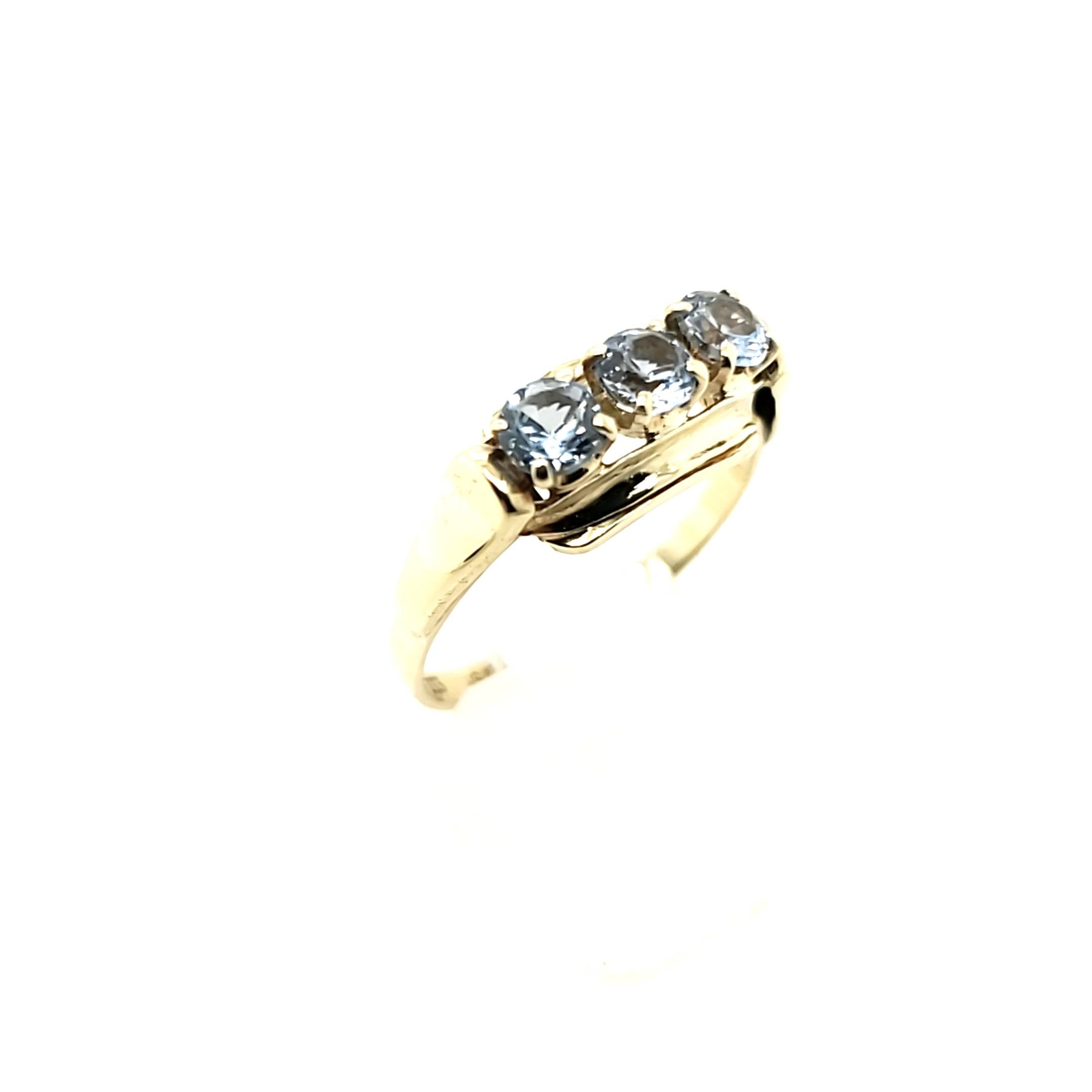 Ring Gelbgold 333 mit 3 hellblauen Schmucksteinen besetzt Größe 56