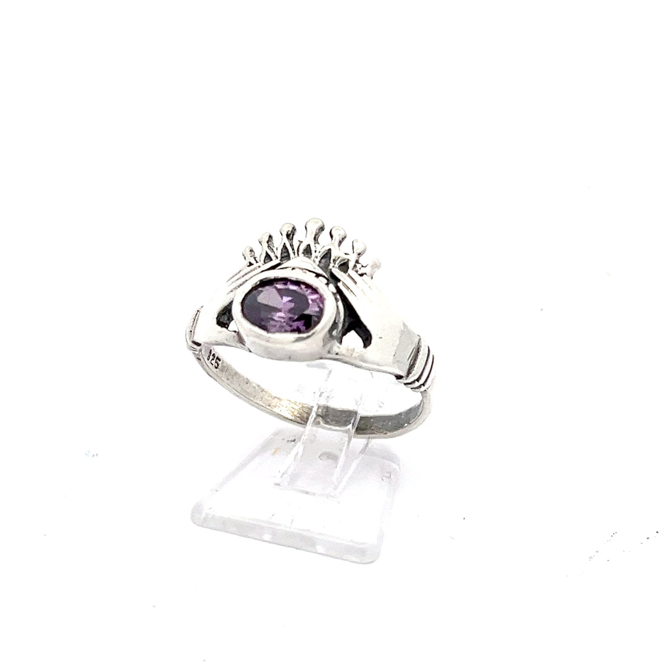 Claddagh Sterling Silber Ring mit lila Stein *60