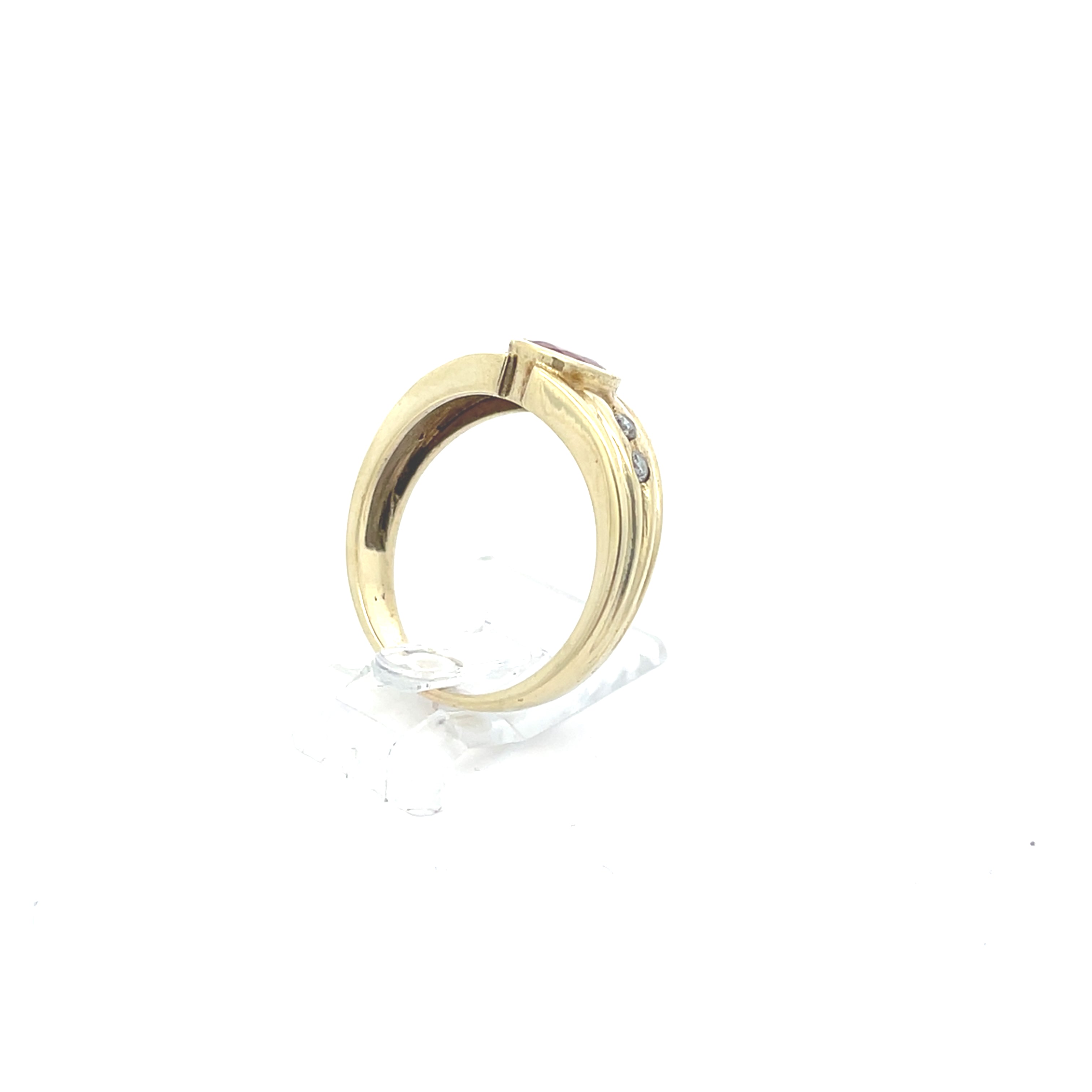 Damenring Gelb Gold 585 14 Karat mit einem roten Stein und farblosen Steinen