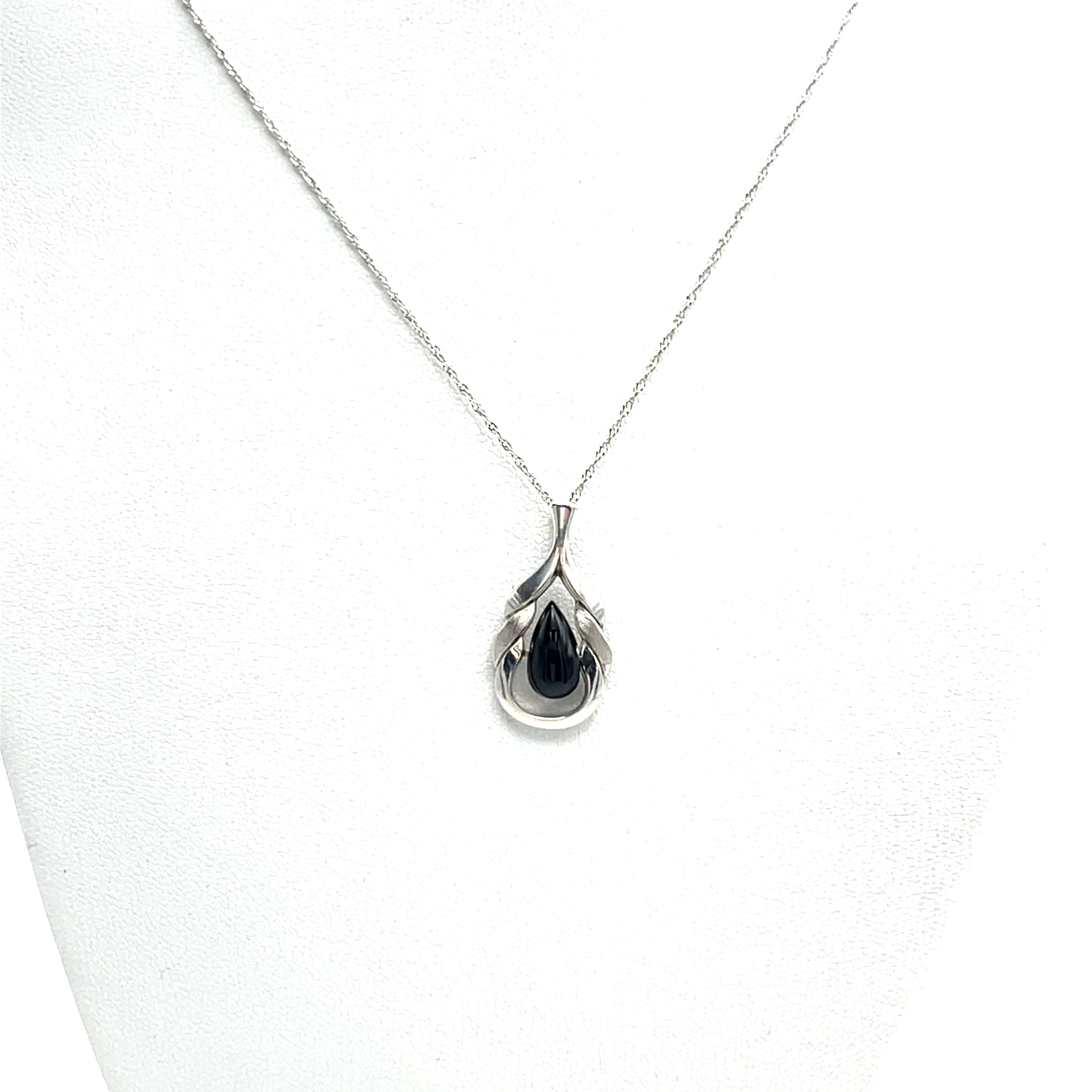 Kette mit schwarzem Stein